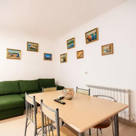 Old Town Apartment *